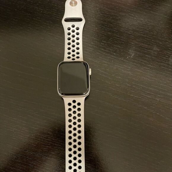 Silver aluminum Nike Apple Watch Series 5 - Picture 2 of 9
